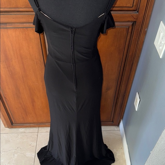 Elegant Black Evening Gown - Picture 5 of 7